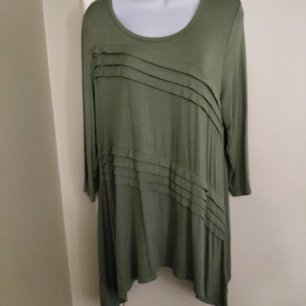 ✨️LOGO LORI GOLDSTEIN Cute Olive Green Asymmetrical Tshirt style dress! sz.M …